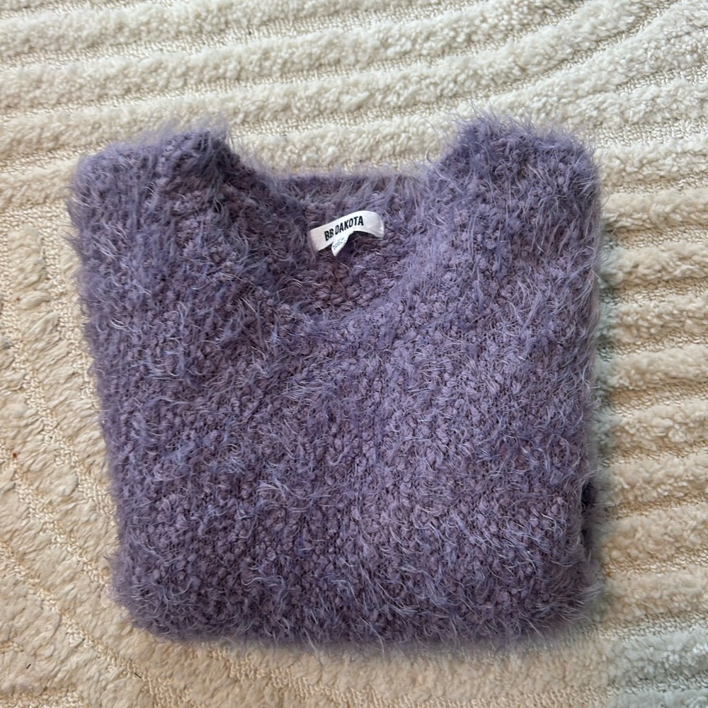 BB DAKOTA fuzzy lilac sweater - Picture 3 of 3